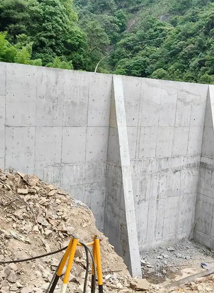 信阳师河区重力式挡土墙