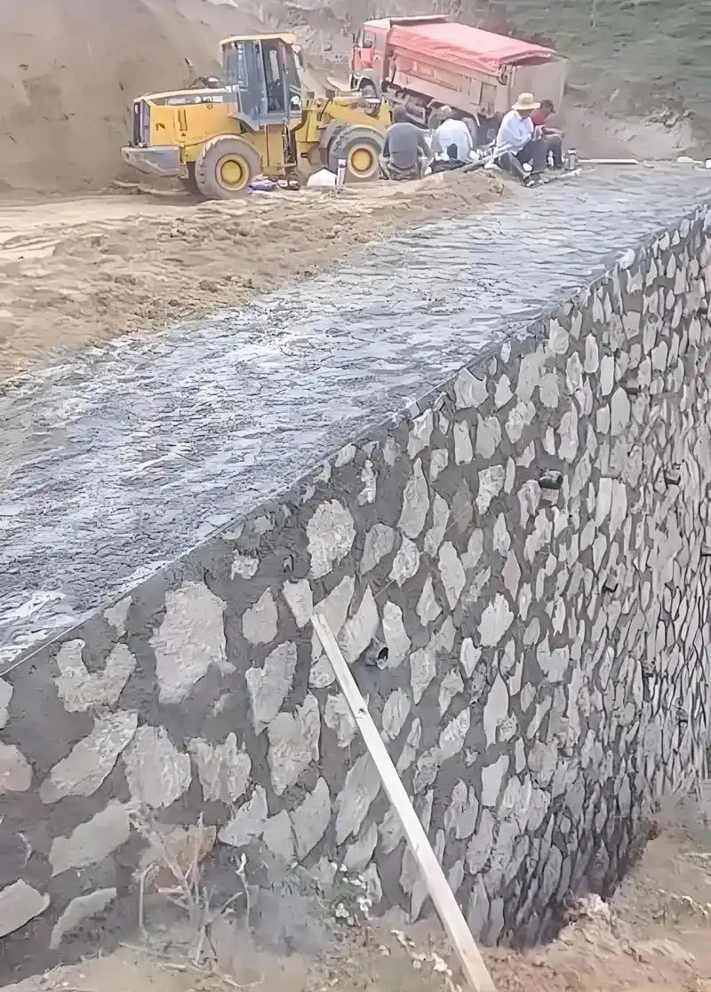 信阳师河区边坡加固